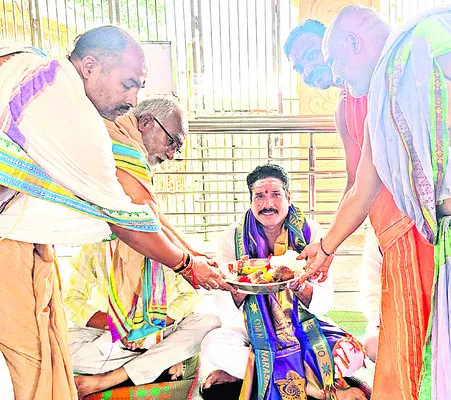సోమేశ్వరాలయంలో హుస్సేన్నాయక్ పూజలు