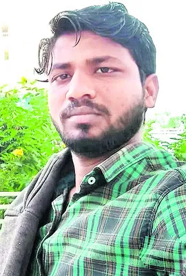 ట్రాక్టర్‌ నుంచి బస్తాలు దింపుతూ..