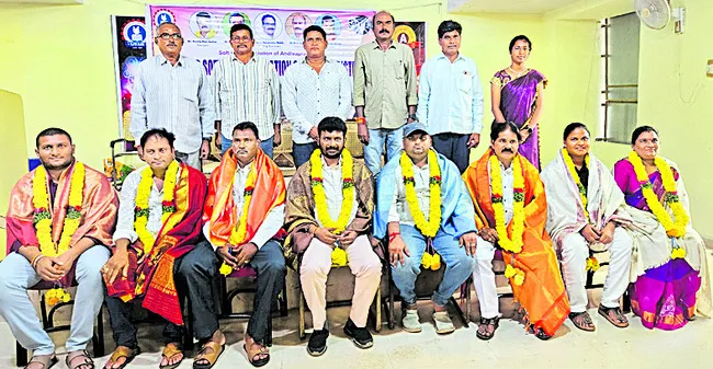 ఉమ్మడి జిల్లా సాఫ్ట్‌బాల్‌ అసోసియేషన్‌ అధ్యక్షుడిగా వంశ