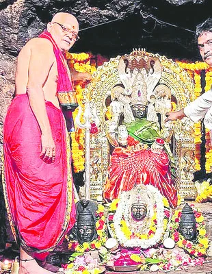 లోవకు భక్తుల తాకిడి
