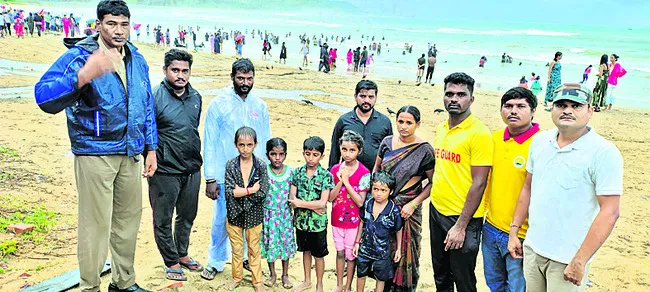 తల్లిదండ్రులకు చిన్నారుల అప్పగింత 