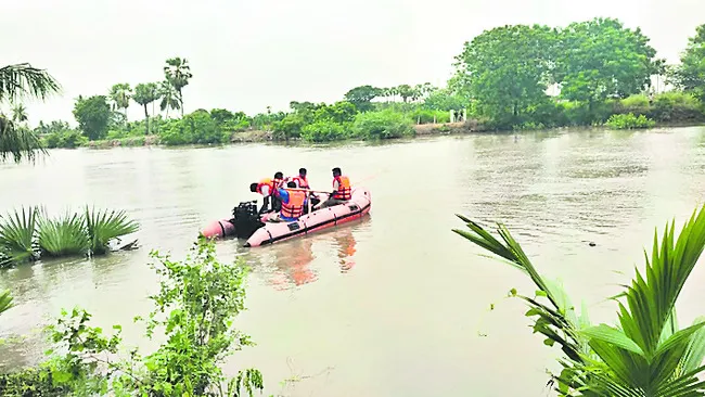 తుంగభద్ర డ్రెయిన్లో కొట్టుకుపోయిన యువకుడు