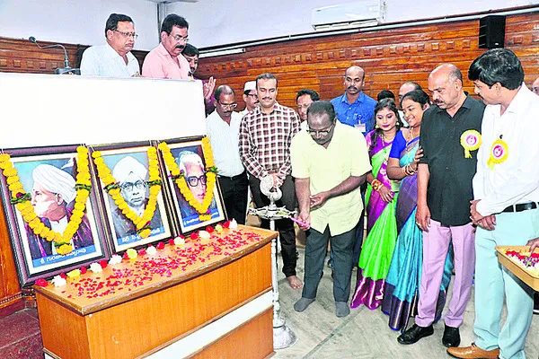 సమాజం అభివృద్ధికి జర్నలిస్టుల బాధ్యత కీలకం