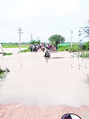 పోలేపల్లి–కిష్టారం మధ్య నిలిచిన రాకపోకలు 

