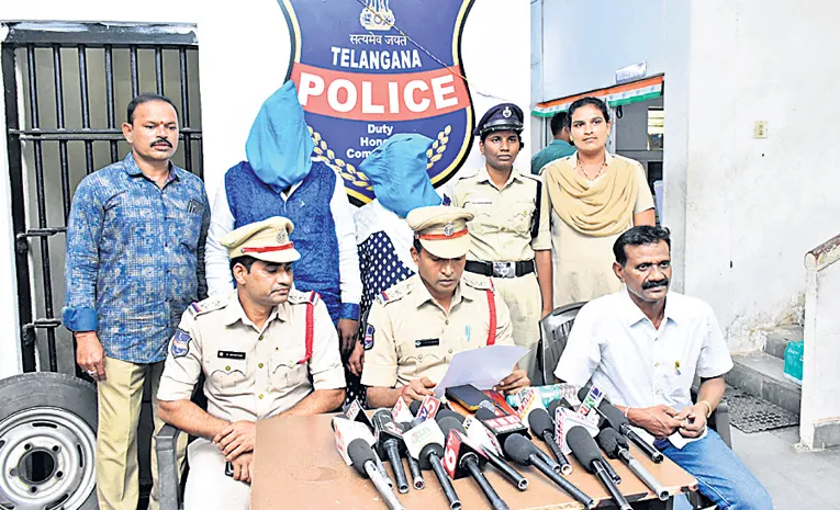భర్త వద్ద ప్రియుడితో చిట్టీలు వేయించిన భార్య..!