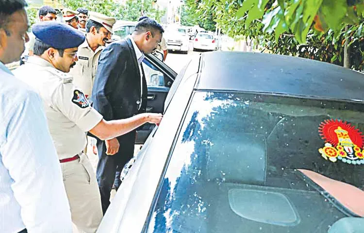 Police catch smuggler fleeing after abandoning car
