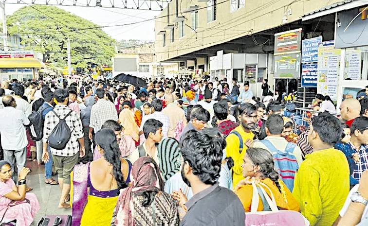 Huge Devotees Rush in Tirumala Temple