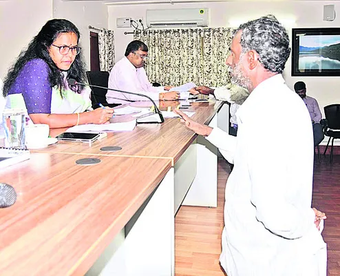 పీజీఆర్ఎస్పై వర్షం ప్రభావం.. తగ్గిన అర్జీలు