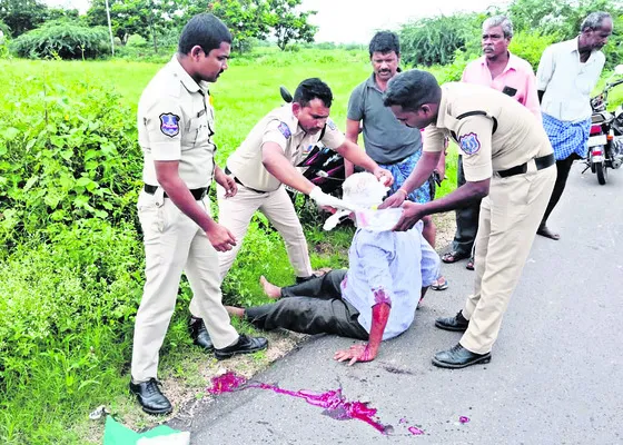 మానవత్వం చాటుకున్న పోలీసులు