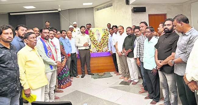 మహనీయుల ఆశయ సాధనకు కృషి