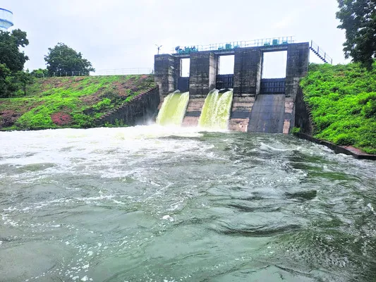 అలీసాగర్‌ రిజర్వాయర్‌ గేట్ల ఎత్తివేత 