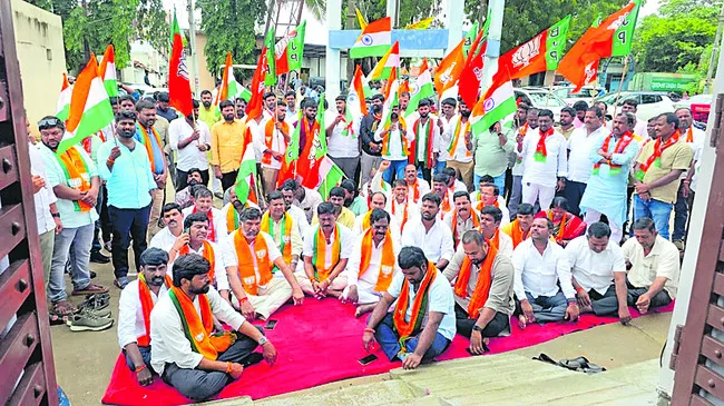 మొయినాబాద్‌ కమిషనర్‌పై చర్యలు తీసుకోండి 