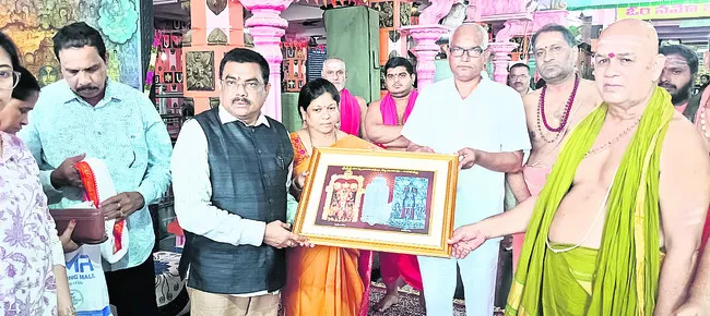 ఆదిత్యుని సన్నిధిలో న్యాయమూర్తి తుహిన్ కుమార్