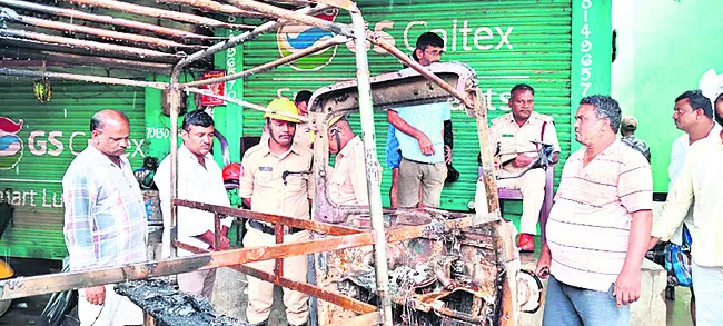 బ్యాటరీలో షార్ట్ సర్క్యూట్తో ఆటో దగ్ధం