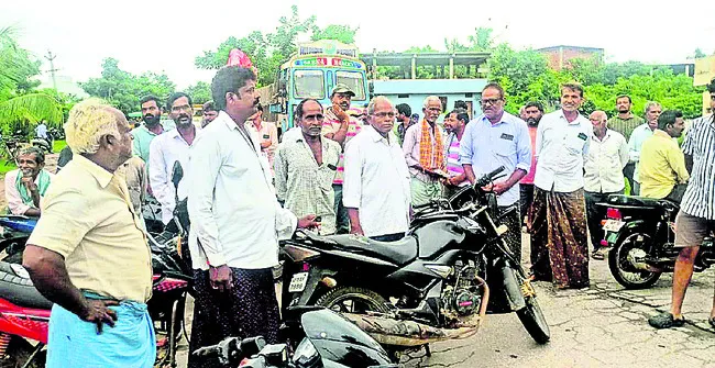 యూరియా కొరత.. రోడ్డెక్కిన రైతులు