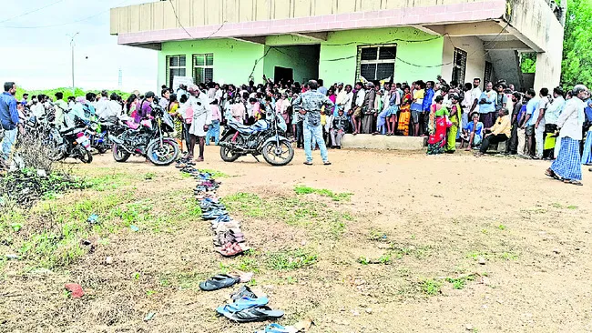రైతులకు యూరియా తిప్పలు