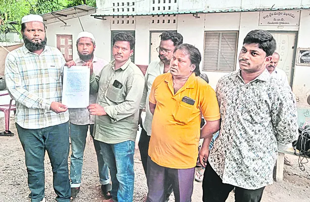 పశువుల దొంగతనాలతో నష్టపోతున్నాం  
