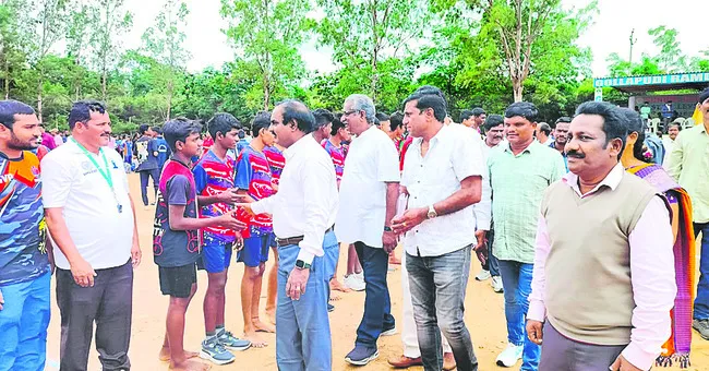 విద్యార్థులు క్రీడల్లో రాణించాలి