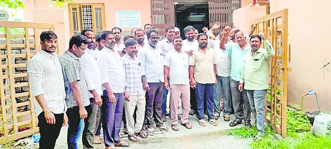 డిఫాల్టర్లను వదిలేసి.. మాపై పడతారా!