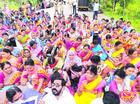 కలెక్టరేట్ ఎదుట అంగన్వాడీల ఆందోళన