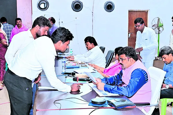 గడువులోపు అర్జీలను పరిష్కరించకపోతే చర్యలు