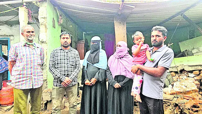 వర్షానికి కూలిన రెండిళ్లు
