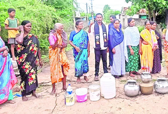 ఖాళీ బిందెలతో నిరసన
