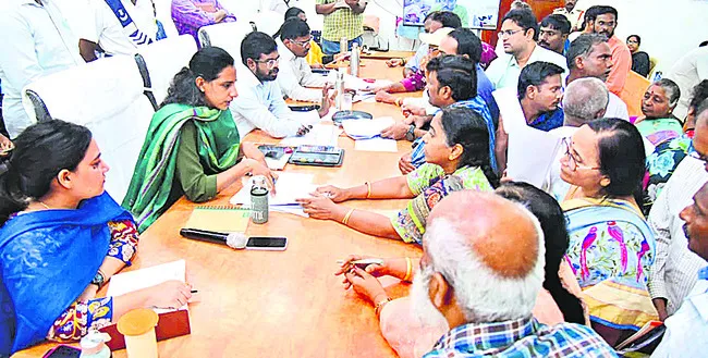 అర్జీల పరిష్కారానికి చర్యలు చేపట్టండి 