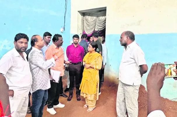 కళాశాలను మరో భవనంలోకి మార్చండి 