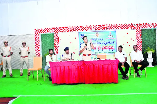 పండుగలు శాంతియుతంగా జరుపుకోవాలి : ఎస్పీ
