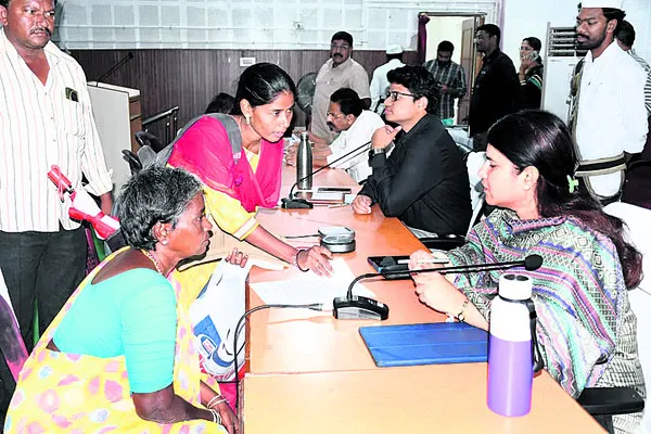 అర్జీల పరిష్కారంలో నిర్లక్ష్యాన్ని సహించం 