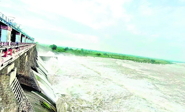 ఎనిమిది గేట్ల ద్వారా మూసీ ఉరకలు