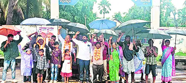 జోరువానలో క్వారీ బాధితుల నిరసన