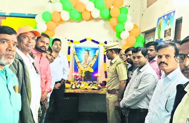 సర్వాయి పాపన్నగౌడ్‌ స్ఫూర్తితో ముందుకెళ్లాలి 