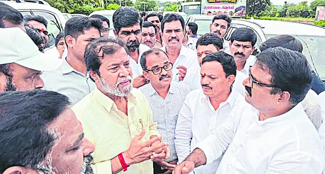 అధికారులు క్షేత్రస్థాయిలో పర్యటించాలి