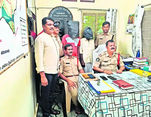 హత్యకేసులో నిందితుల అరెస్టు 