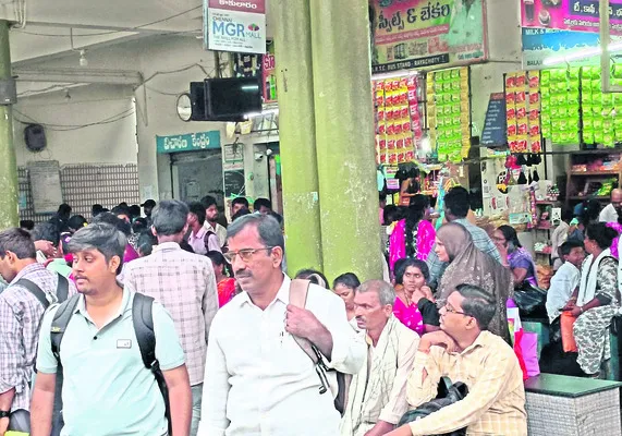మంత్రి ఇలాఖా.. ఉచిత ప్రయాణం ఇలాగా..!