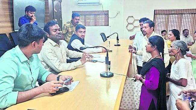 గ్రామాల్లో సమస్యలపై అర్జీలు 