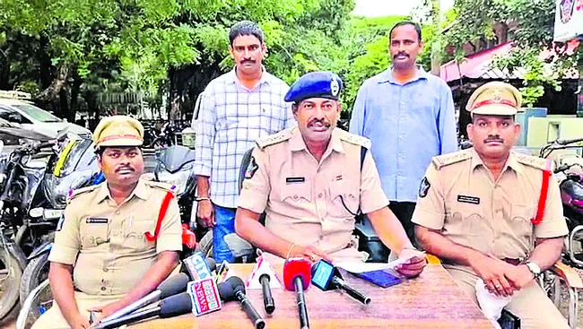 ద్విచక్ర వాహన దొంగలు అరెస్టు