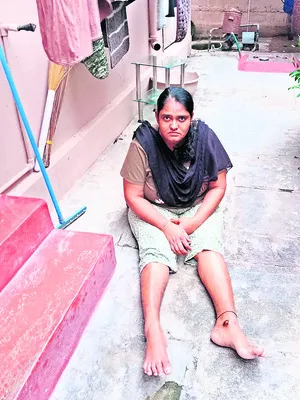 కళ్లుంటే ఈమెకేసి చూడండి.. 
