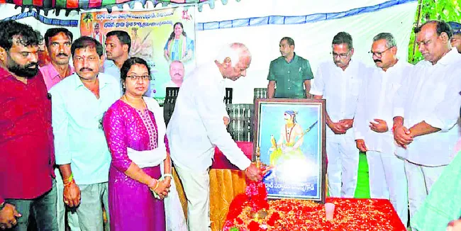 పాపన్న పోరాట స్ఫూర్తితో పనిచేస్తున్నాం..