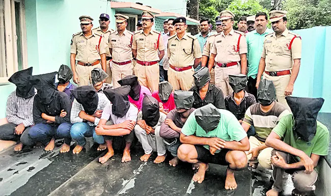 వేర్వేరు గంజాయి కేసుల్లో 15 మంది అరెస్టు 