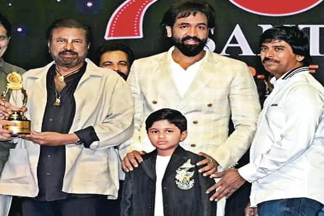 ‘సంతోషం’ వేడుకలో మంచు ఫ్యామిలీ