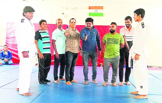 చాంపియన్లుగా నిలవాలి
