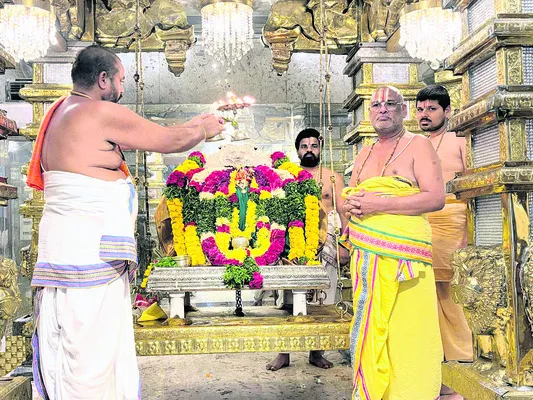ఆండాళ్‌ అమ్మవారికి  ఊంజలి సేవ