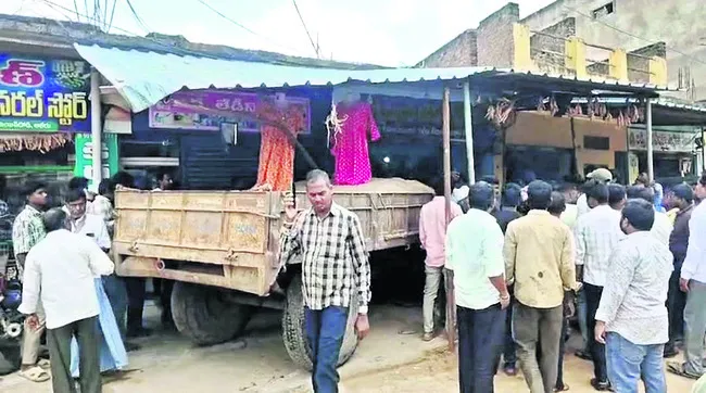 దుకాణాల పైకి దూసుకెళ్లిన ట్రాక్టర్