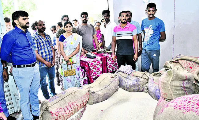 రేషన్‌ సక్రమంగా  పంపిణీ చేయాలి 