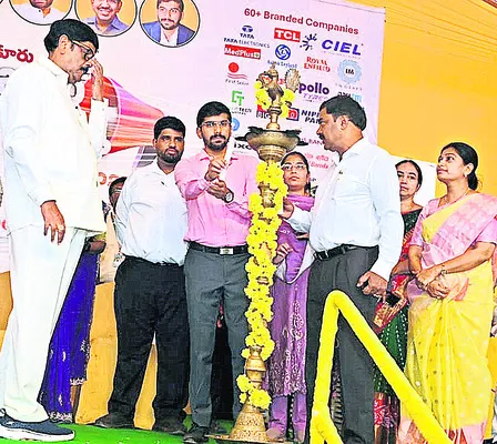 జాబ్మేళాలను సద్వినియోగం చేసుకోండి
