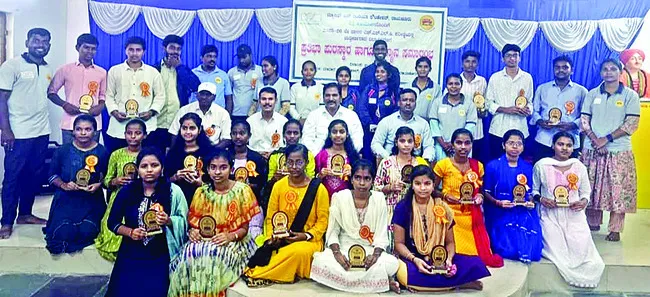 ఉత్తమ విద్యార్థులకు సత్కారం