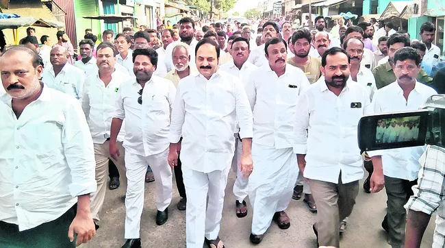మంత్రి బీసీ జనార్దన్రెడ్డి ప్రైవేట్ గూండాల దుర్మార్గ
